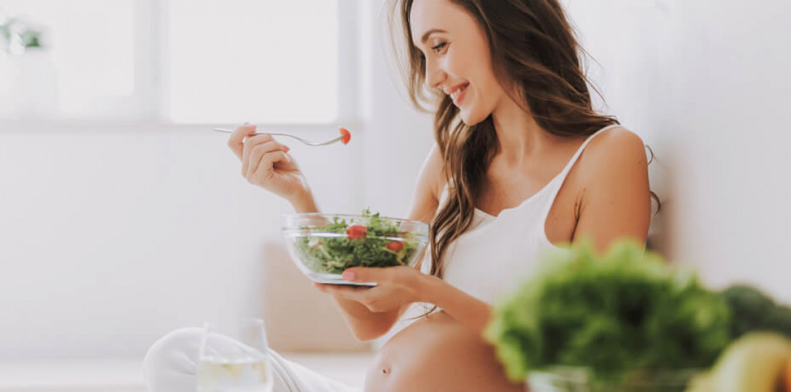 Cum să mănânci echilibrat când apar grețurile sau poftele în sarcină